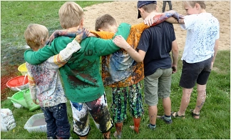 Der Ferienpass schafft seit Jahrzehnten unvergessliche Momente für Hildesheimer Kinder und Jugendliche, wie hier beim Actionpainting (Archivbild 2014).