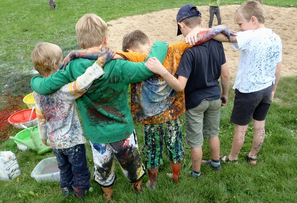 Der Ferienpass schafft seit Jahrzehnten unvergessliche Momente für Hildesheimer Kinder und Jugendliche, wie hier beim Actionpainting (Archivbild 2014).