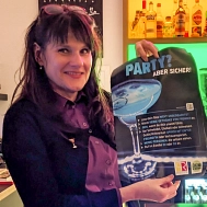 Cathleen Meinert aus der Sorgenfrei Bar präsentiert das Plakat der Kampagne&nbsp;&copy;&nbsp;Stadt Hildesheim