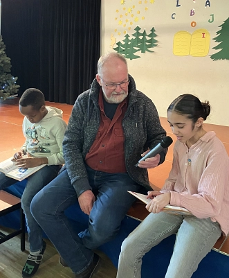 Murad (l.) und Hevin (r.) lasen ihre Geschichten aus „Das erste Buch“ vor. Schulleiter Bernd Wittenberg assistierte.