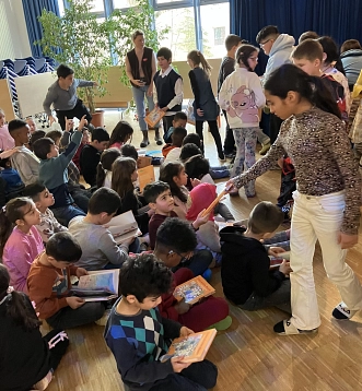 Die Kinder der früheren 3. Klassen überreichten den Erstklässlerinnen und -klässlern der GS Nord die von Ihnen mitgestaltete Ausgabe von „Das erste Buch“.