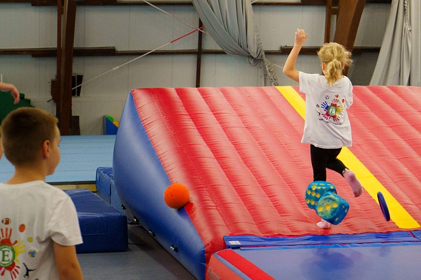 Mädchen steht auf Luftmatte