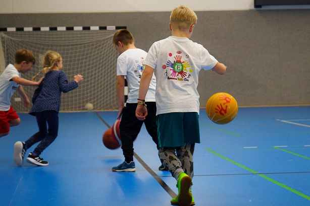 Kinder spielen Hallenfußball beim Eintracht-Camp-Day