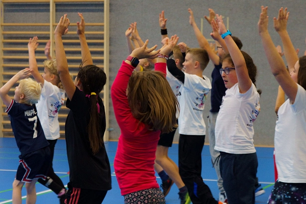 Kinder strecken ihre Arme in die Höhe beim Eintracht-Camp-Day