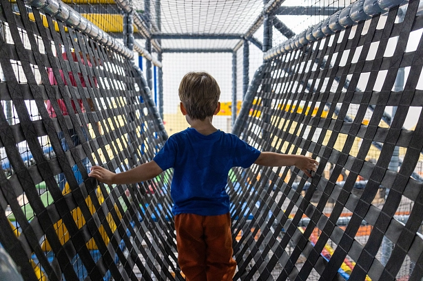 Jim und Jimmy Janosch Spielewelt, Kind geht durch Hängematte