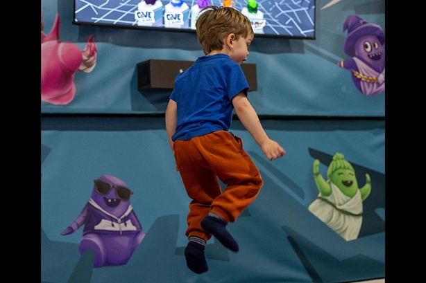 Kind auf kleinem Trampolin