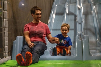 Vater rutscht mit seinem Sohn&nbsp;&copy;&nbsp;Stadt Hildesheim