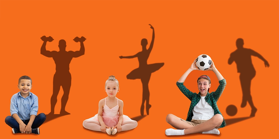 Kinder sitzen auf dem Boden. Hinter Ihnen Schatten von erwachsenen Profisportlern.&nbsp;&copy;&nbsp;Adobe Stock