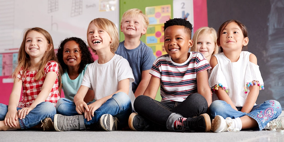 Kindergruppe im Klassenraum&nbsp;&copy;&nbsp;Adobe Stock