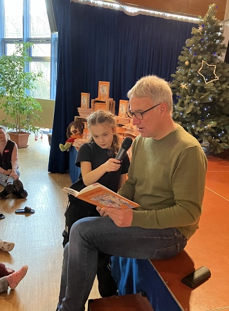 Ex-Fußball-Profi Marco Bode las zwei Geschichten vor.