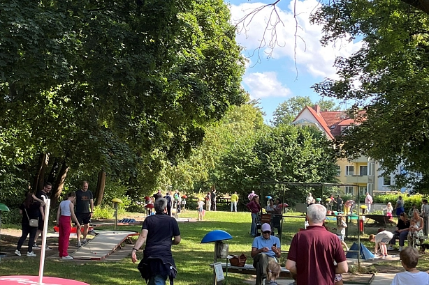 Minigolfanlage Hildesheim im Sommer mit einigen Besuchenden