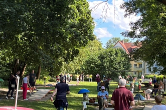 Minigolfanlage Hildesheim im Sommer mit einigen Besuchenden&nbsp;&copy;&nbsp;Stadt Hildesheim