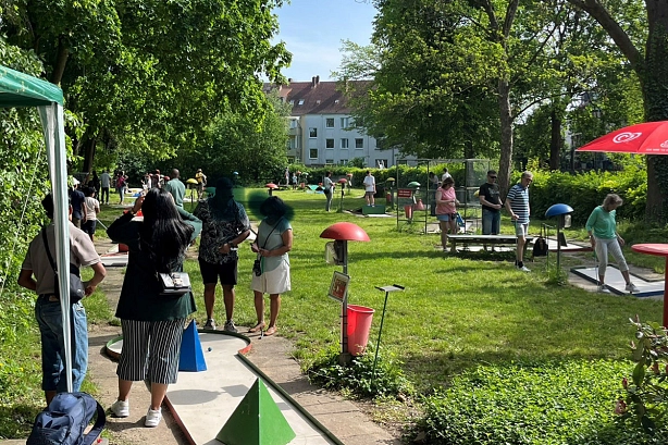 Minigolplatz Hildesheim im Sommer mit Besuchenden