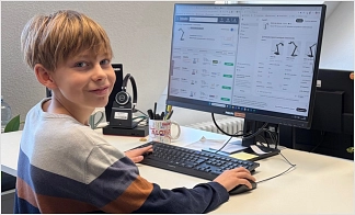 Paul Schlüter – hier bei einer Preisrecherche für eine Dokumentenkamera - absolvierte seinen Zukunftstag bei seiner Mutter im Team IT-Steuerung.