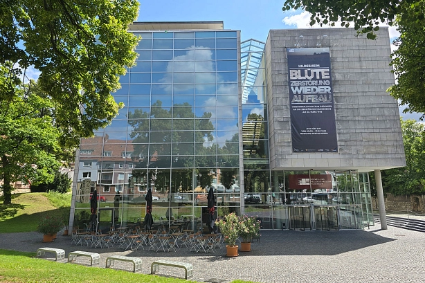 Außenansicht des Roemer- und Pelizaeus-Museums im Sommer