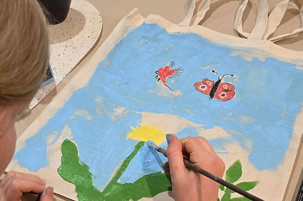 RPM Museumspaedagogische Arbeit, hier Bemalung einer Tasche