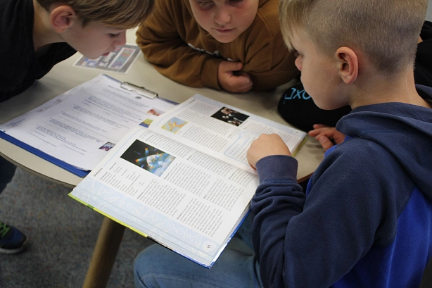 Stadtbibliothek Grundschüler mit Lexikon