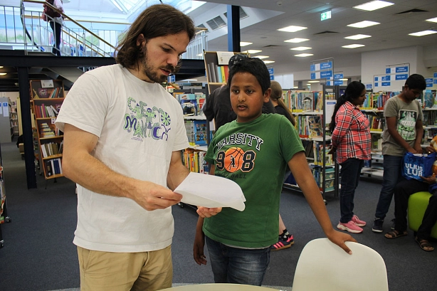 Stadtbibliothek Jugendlicher mit jungem Mann