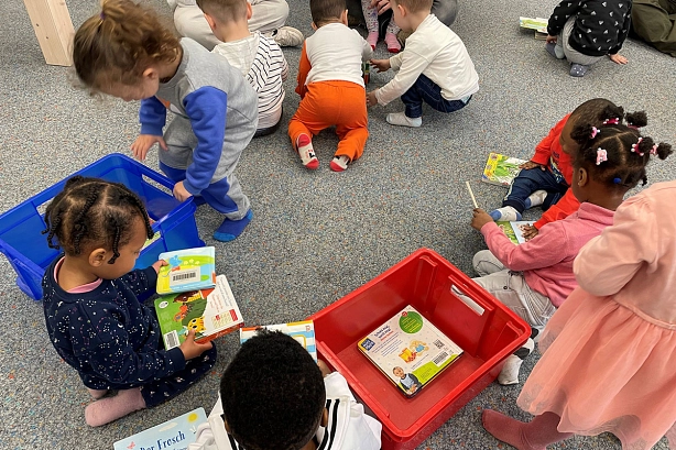 Krippen-Kinder mit Büchern