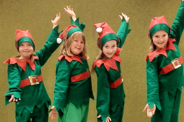 Vier Kinder in Wichtelkostümen